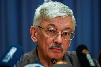 Oleg Orlov, cofundador de Memorial, habla con la prensa en Berlín tras su liberación en un canje de prisioneros en agosto de 2024. Había sido condenado por protestar contra la guerra en Ucrania. (REUTERS/Nadja Wohlleben)
