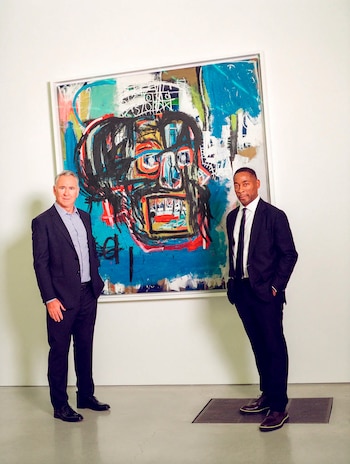 Ken Griffin, a la izquierda, y Franklin Sirmans, director del PAMM, junto a la obra de Basquiat 'Sin título', de 1982, conocida como "Skull". "Si piensas en el arte simplemente en términos de '¿cuánto cuesta ese cuadro?', te estás perdiendo lo esencial", dijo Griffin. "Debería ser: '¿qué te hace sentir?'”
