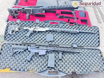 Rifles de precisión localizados entre el arsenal. Crédito: Gabinete de Seguridad.
