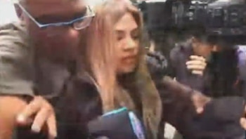 Naldy Saldaña llega a la Policía para declarar y mujer la confronta: “Di la verdad, te gustó”. Captura: Magaly TV La Firme.