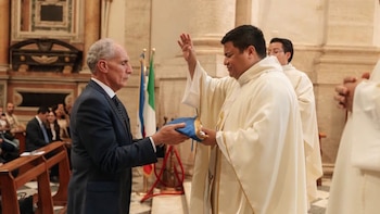 Nasry Asfura participa en una misa en Roma y se reúne con hondureños residentes en Italia