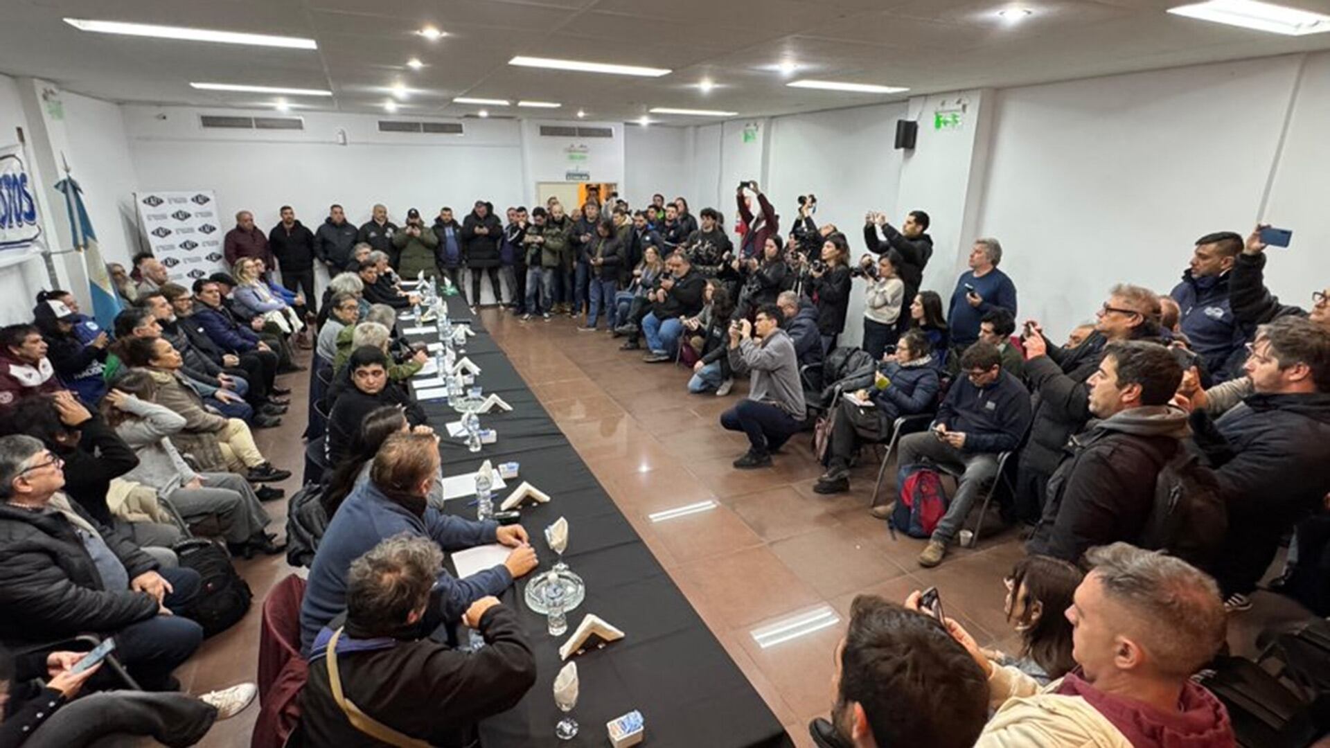 Según los organizadores la marcha contra “la motosierra de Sturzenegger” tiene, entre sus reclamos, “el decreto 340/2025, con el que Milei eliminó la Marina Mercante en marzo