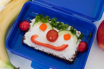 ARCHIVO - Si a los niños no les apetecen las zanahorias, los pimientos y platos similares, un poco de creatividad puede ayudar. Las caras de verduras son tan fáciles de poner en el pan como los coloridos dibujos con verduras en el plato. Foto: Silvia Marks/dpa