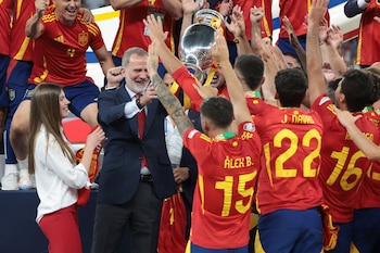 El rey Felipe VI y la infanta Sofía celebran con los jugadores tras la final de la Eurocopa 2024 en el Olympiastadion de Berlín.
Foto: Jean Catuffe / DPPI Media / Alamy Live News