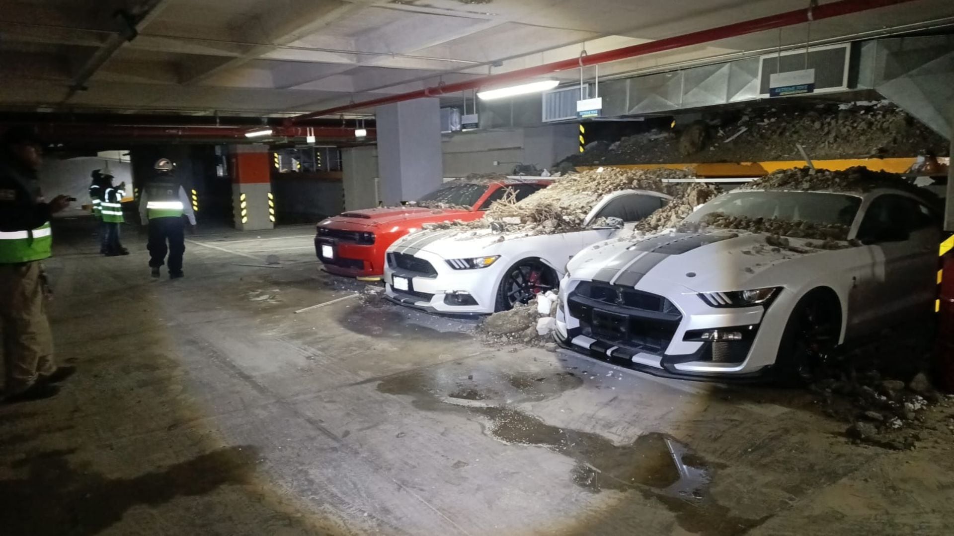 Deslave en centro comercial de Santa Fe dejó varios vehículos dañados. (@SGIRPC_CDMX)