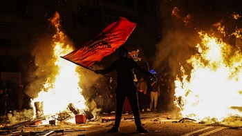Los estudiantes de Albania redoblan sus protestas y asedian las sedes de gobierno en Tirana