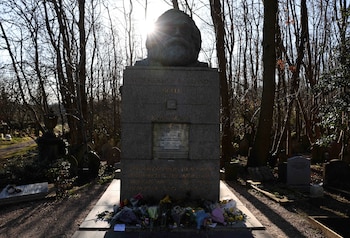 Tumba de Marx en el cementerio de Highgate, Londres (REUTERS/Hannah McKay)