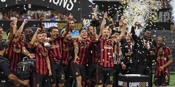 Los jugadores de Atlanta levantan