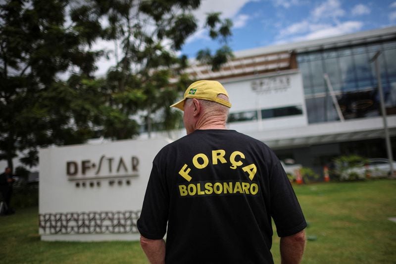 Un simpatizante del ex presidente de Brasil Jair Bolsonaro se para frente al hospital DF Star (REUTERS/Adriano Machado/Archivo)