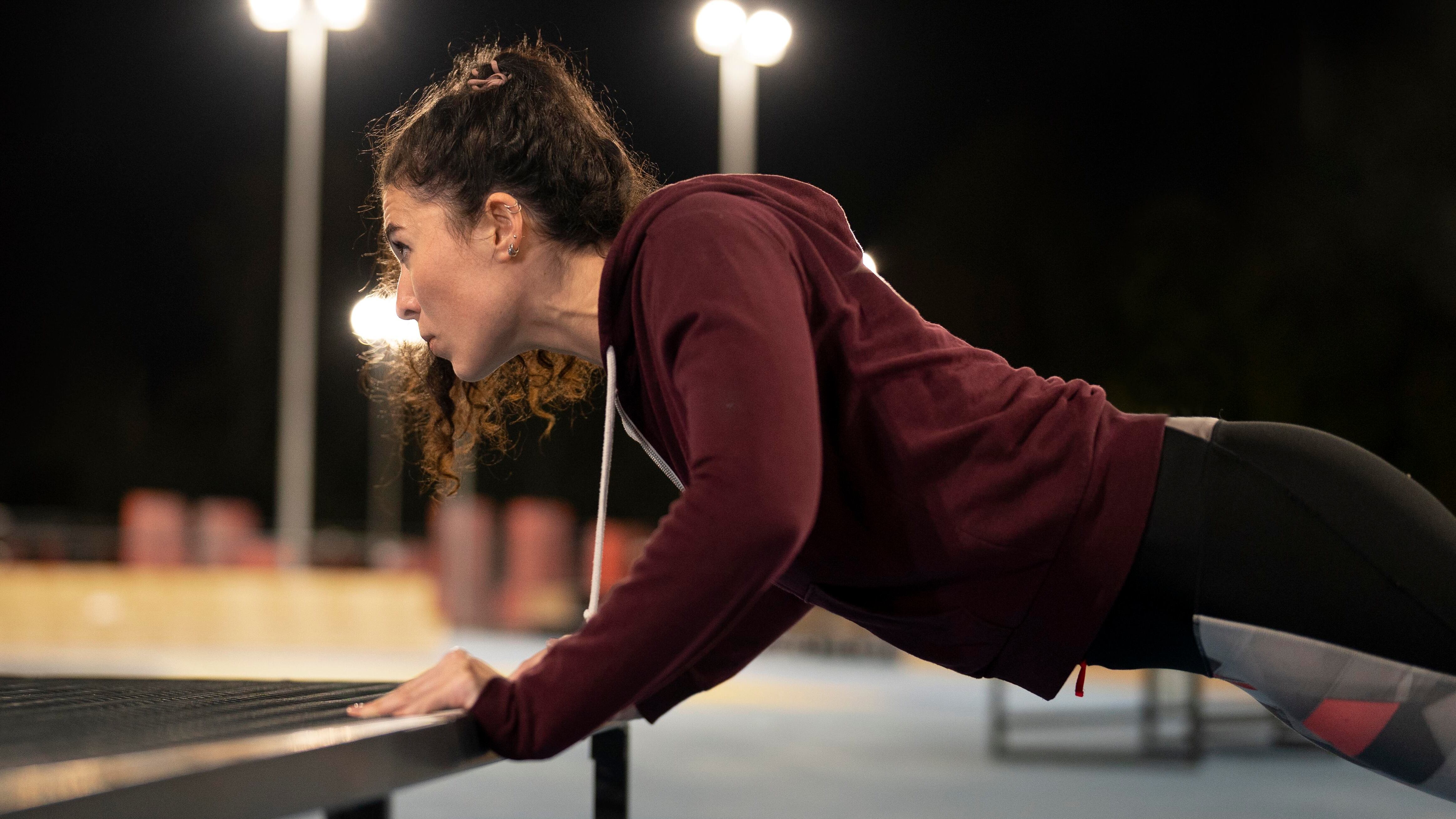 El ejercicio intenso o prolongado antes de dormir puede elevar la temperatura corporal y dificultar la conciliación del sueño
(Freepik)