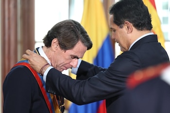 El expresidente español José María Aznar recibe la Orden de la Democracia Simón Bolívar de manos del presidente del Congreso de Colombia, Honorio Henríquez.
El expresidente del Gobierno español José María Aznar ha recibido la Orden de la Democracia Simón Bolívar de manos del Congreso de Colombia --donde se encuentra con motivo de la presentación de su libro 'Orden y Libertad'--, en reconocimiento a "su amistad con Colombia y su compromiso con el fortalecimiento institucional y la democracia".
POLITICA SUDAMÉRICA COLOMBIA INTERNACIONAL
SENADO DE COLOMBIA EN X (@SENADOGOVCO)