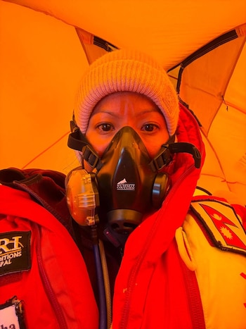 Purnima Shrestha se quedó sin suministro al alcanzar la cumbre del Everest y el desperfecto de su último tanque desató el pánico tras una ascensión de 13 horas (Créditos: @purnima/ Instagram)