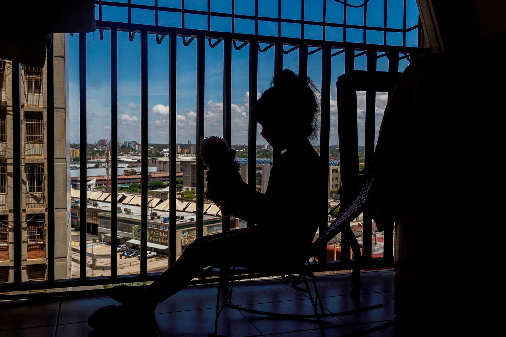 Los tres hijos, de cinco, siete y 12 años, recibieron atención médica por lesiones en el cuello - crédito Henry Chirinos/ EFE