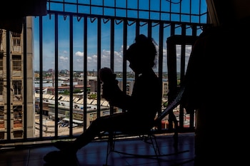 Fotografía de archivo del 8 de julio del 2020 donde se observa la silueta de una niña jugando. EFE/Henry Chirinos