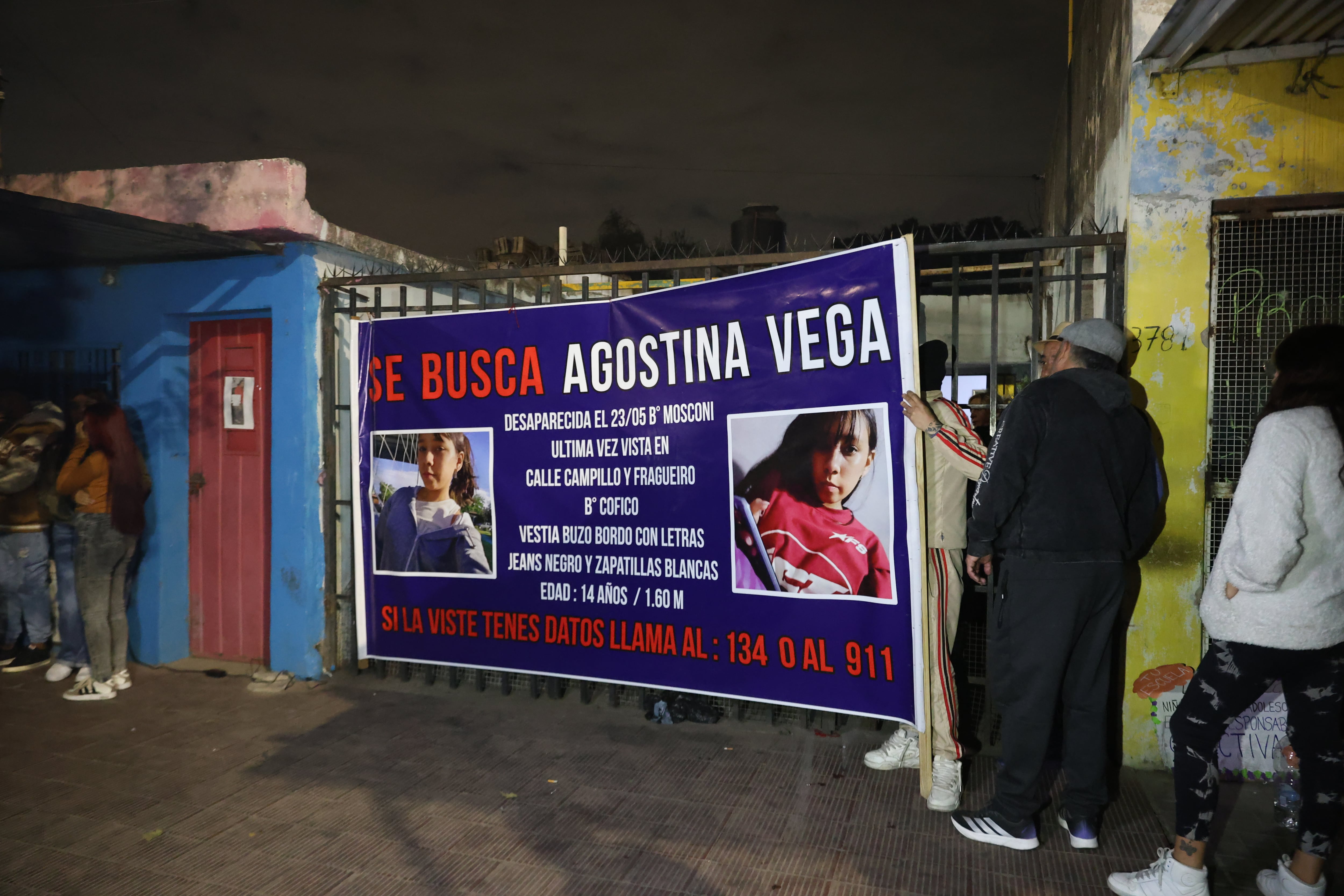 El cartel colocado en la puerta de la casa de Agostina. “Nadie nos escuchó. No hicieron nada. Cuánto se tardaron”, reprochó una de sus tías (Mario Sar)