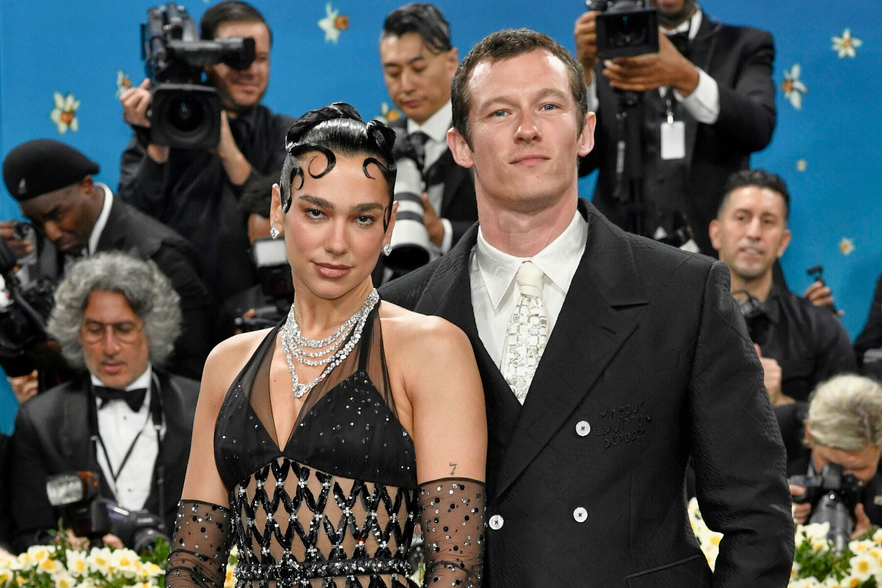 Dua Lipa compartió su felicidad tras comprometerse con el actor Callum Turner (Associated Press)