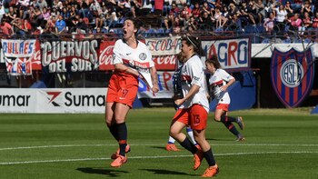 Macarena Sánchez festeja su gol,