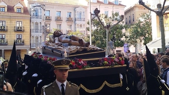 Miles de personas contemplan el solemne traslado del 'Cristo Yacente' en Valladolid