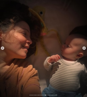 La cantautora mexicana compartió imágenes entrañables junto a su hijo, a quien llama cariñosamente 'palomita de maíz', celebrando la maternidad (IG)