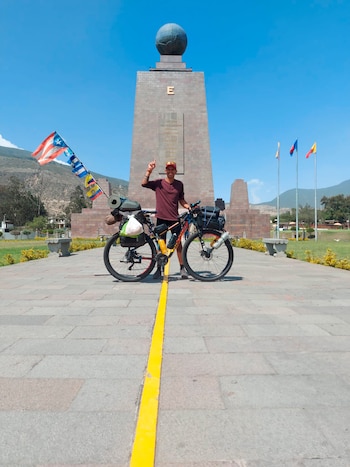 Con su bicicleta en Quito,