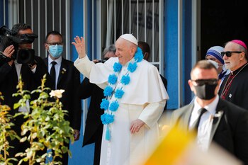 El Papa Francisco saluda durante