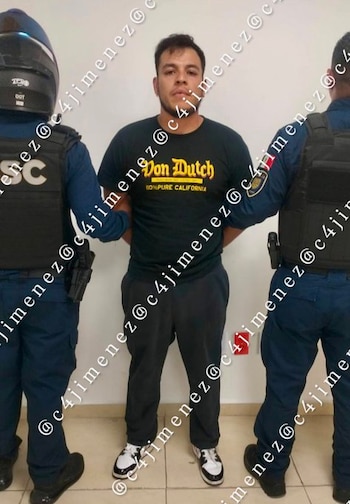 Luis “N”, presunto líder de Los Fortis, fue detenido nuevamente por policías capitalinos durante el velorio de su sobrino “El Dayron” en Tepito. (X @c4jimenez)