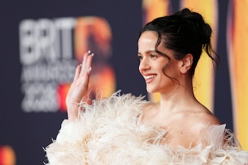 ARCHIVO - Rosalía posa para los fotógrafos a su llegada a los Brit Awards 2026 en Mánchester, Inglaterra, el sábado 28 de febrero de 2026. (Foto Scott A Garfitt/Invision/AP, archivo)