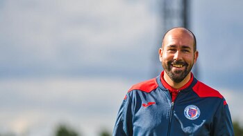 Dirige con éxito en el fútbol inglés, contó que es gay y da su testimonio: “Llevaba una vida secreta por miedo al rechazo, ¿por qué es tan difícil salir del armario?”