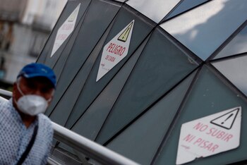 Un hombre protegido con mascarilla