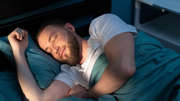 Un estudio explica el hábito en el sueño que favorece a la salud del corazón