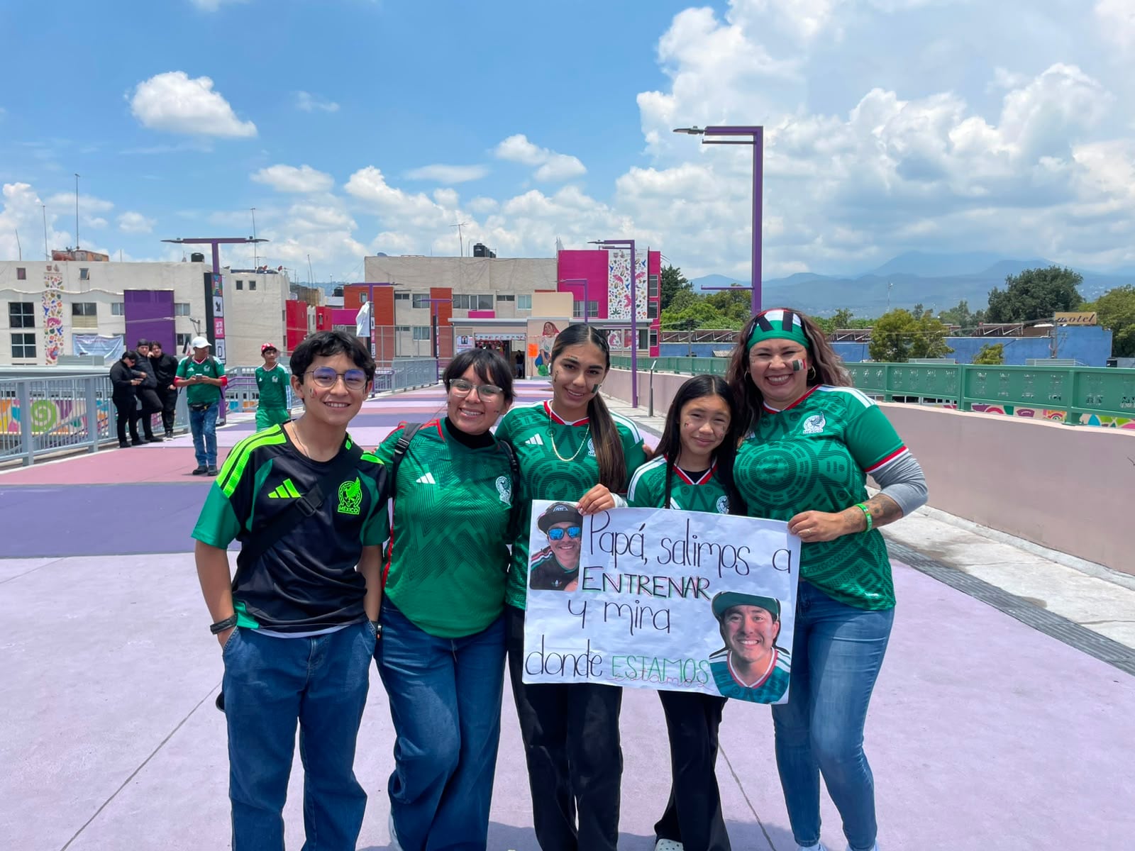 Aficionados comienzan a llegar al Estadio CDMX previo al juego México vs Ecuador