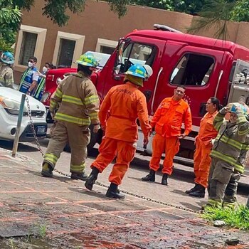 La Cruz Roja Salvadoreña, CEM, el Cuerpo de Bomberos y la Policía Nacional Civil intervinieron en la intoxicación en el instituto. (Cortesía: Redes sociales)