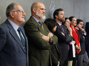 El diputado de Vox, Víctor Sánchez del Real (2i); el portavoz parlamentario de la formación en el Congreso, Iván Espinosa de los Monteros (4i) y los diputados de Vox Patricia Rueda (2d) y José María Figaredo (1d). (Eduardo Parra - Europa Press)