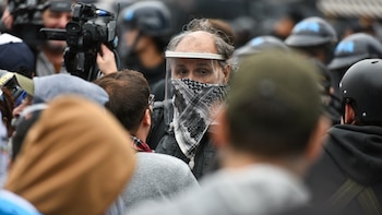 Eduardo Belliboni, con una máscara,