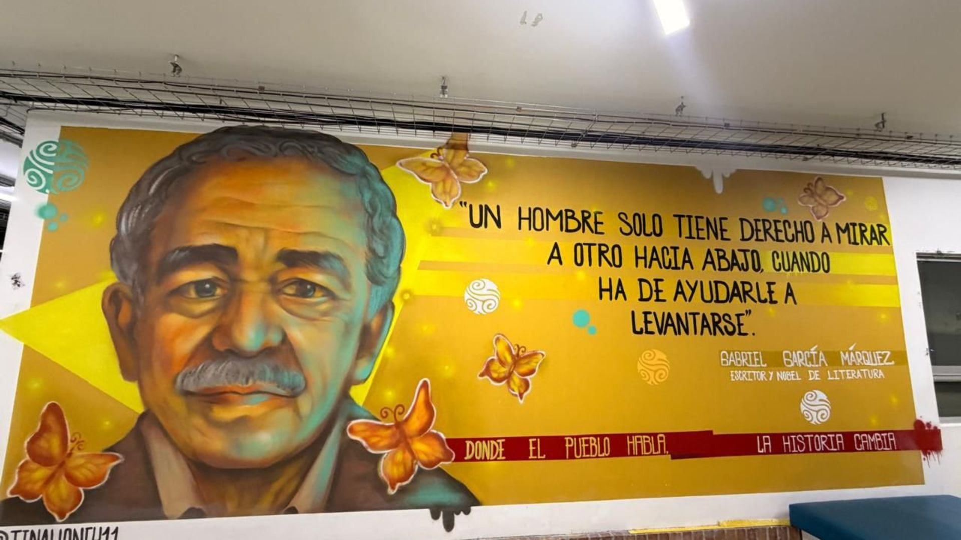 Las pinturas que homenajeaban a escritores, periodistas, líderes políticos y al expresidente Gustavo Petro fueron retiradas de las paredes de la entidad ubicada sobre la calle 26 - crédito @petrogustavo/X