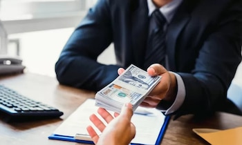 Quienes buscan crear un historial crediticio desde cero pueden optar por una tarjeta de crédito con un límite bajo y mantener sus pagos al día