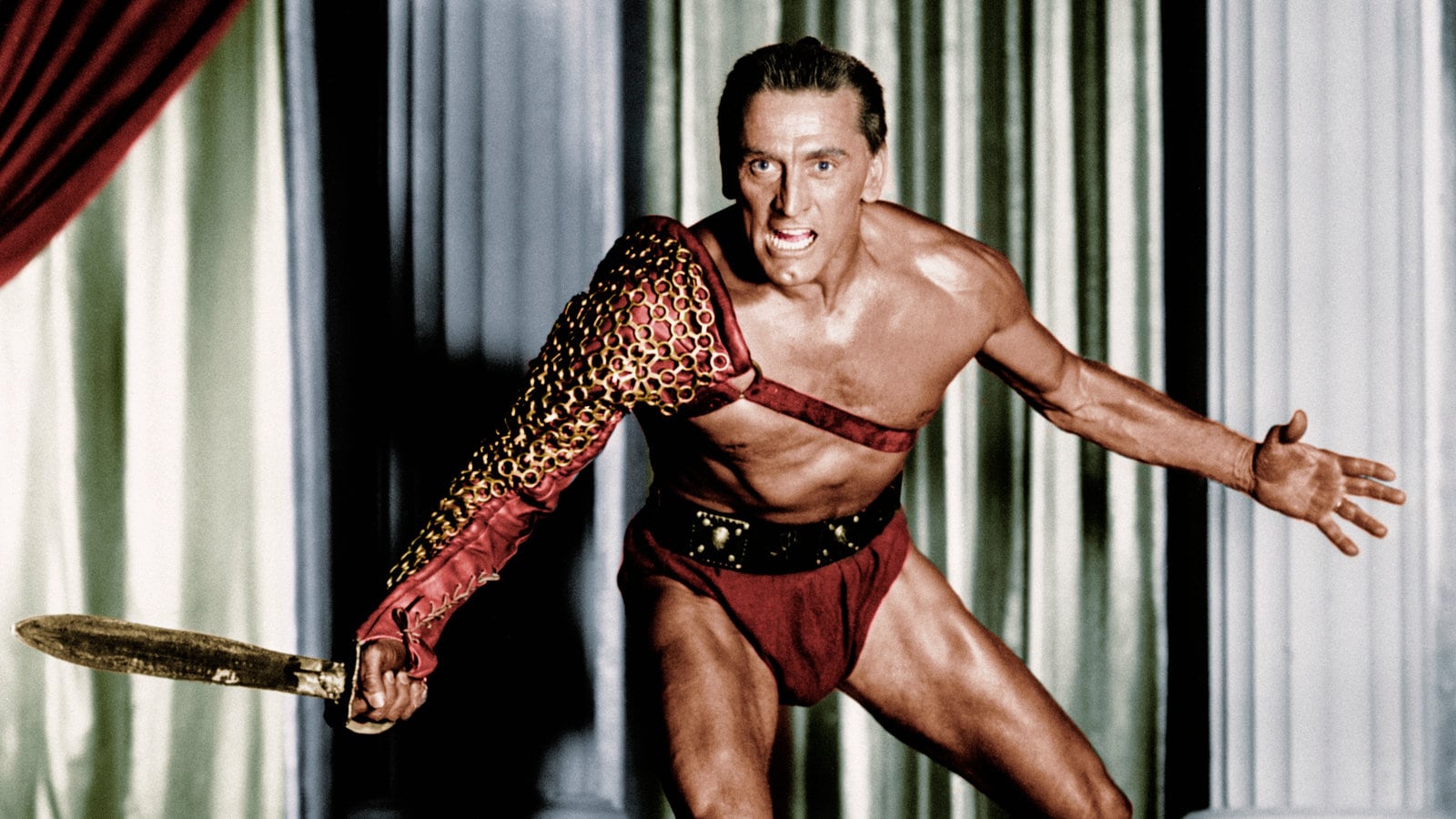 Kirk Douglas nació como Issur Danielovitch en una familia de inmigrantes ruso-judíos y convirtió una infancia de pobreza en el impulso de su carrera en Hollywood