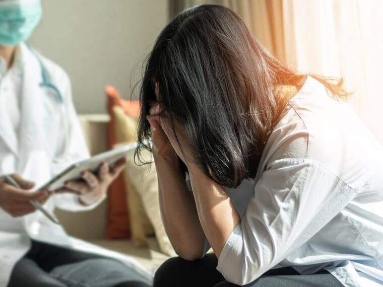 Mujer en situación de vulnerabilidad en una escena simbólica que alude a la relación entre violencia, coerción y el delito de aborto en México, en el contexto del debate legal y social