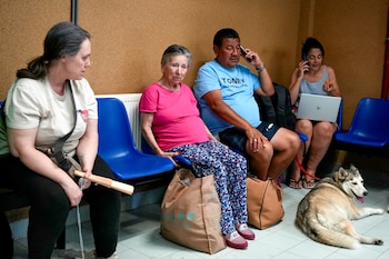 Vecinos desalojados por el incendio de Almorox, este jueves. (Mario Moron Pereira/EFE)
