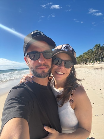 Nacho junto a Manuela con