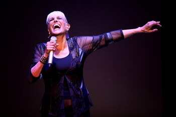 Valeria Lynch, el escenario y