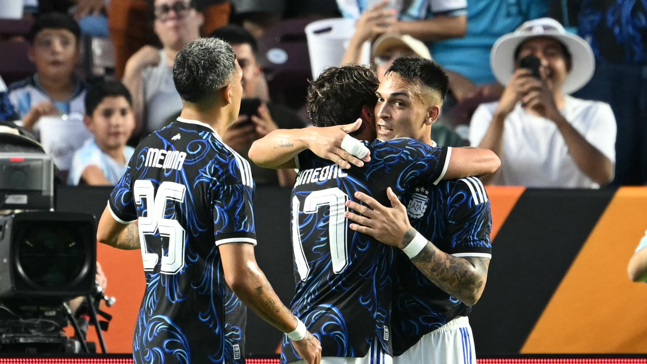 Lautaro Martinez y Simeone sellaron los goles del triunfo y apuntan al próximo partido ante Islandia (Photo by RONALDO SCHEMIDT / AFP)