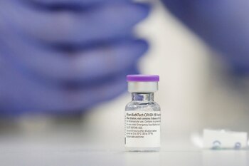 Vacuna de Pfizer contra el coronavirus. REUTERS/Amir Cohen/Foto de archivo