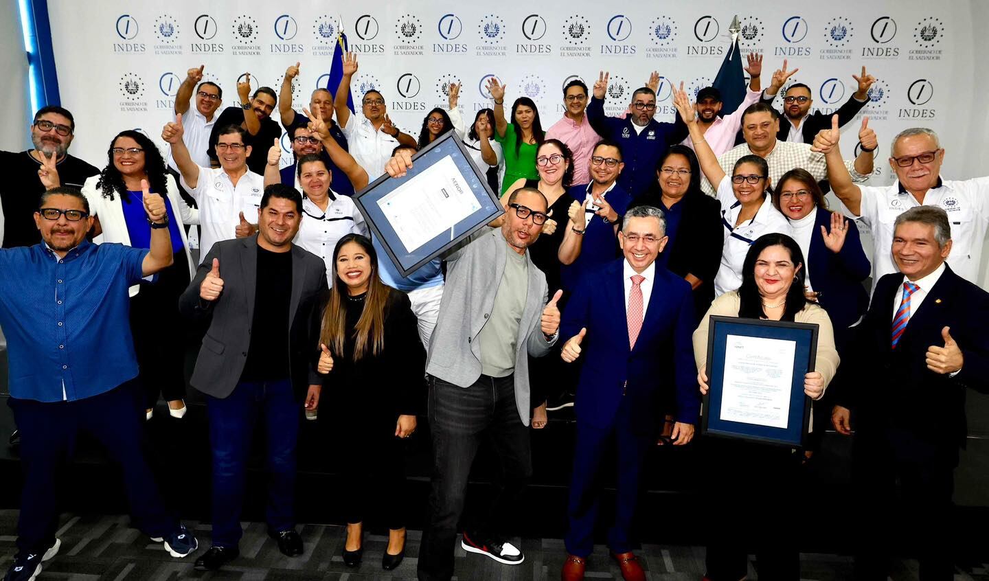 Personal del INDES celebra la obtención de la certificación internacional ISO 37001, que reconoce la implementación de un sistema de gestión antisoborno en la institución.