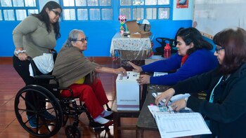 Prohibición también aplicaría en todo el país durante el fin de semana de una posible segunda ronda electoral (AFP)