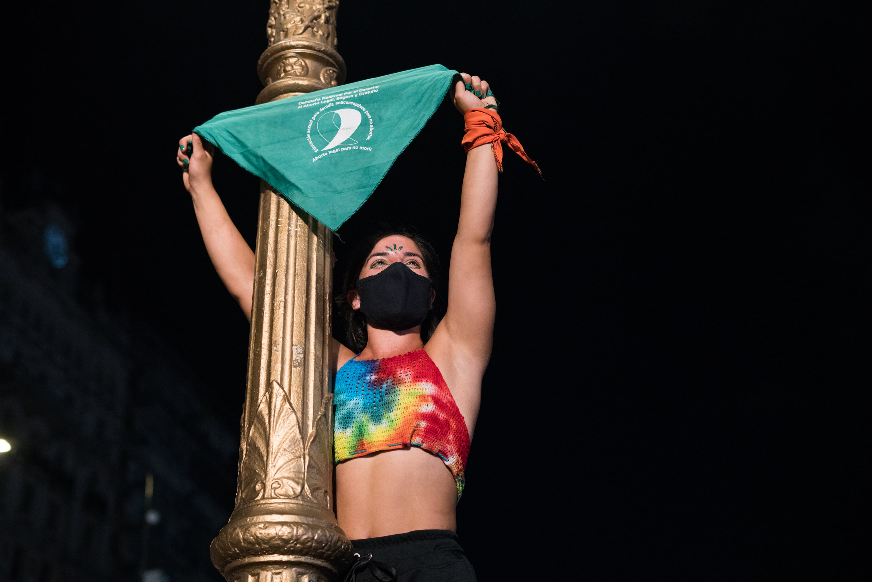 Una mujer -con barbijo por la pandemia de COVID-19- celebra la aprobación de la legalización y despenalización del aborto. Fue el 30 de diciembre de 2020 (Matías Chiofalo/Europa Press)