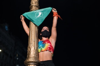 Una mujer -con barbijo por