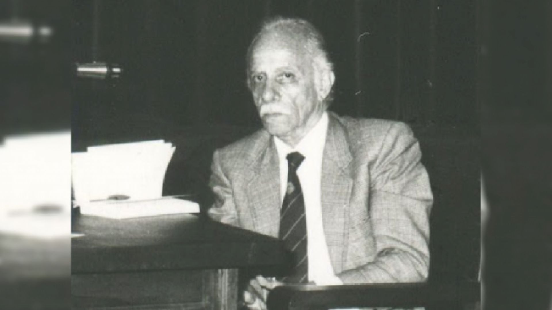 La obra de Alejandro Romualdo reflejó el espíritu crítico de la generación del 50, uniendo poesía, política y reflexión sobre la identidad nacional. (BNP)