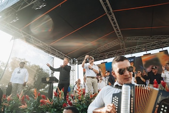 Abelardo De la Espriella interpretó "Luna Sanjuanera" junto a Roberto Calderón, compositor de la canción - crédito @ABDELAESPRIELLA/X