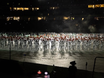 Cientos de bailarines forman la